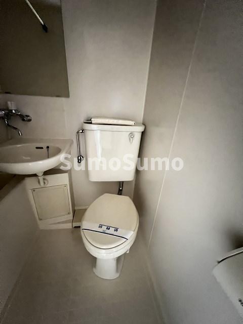 トイレ　落ち着いた色調のトイレです