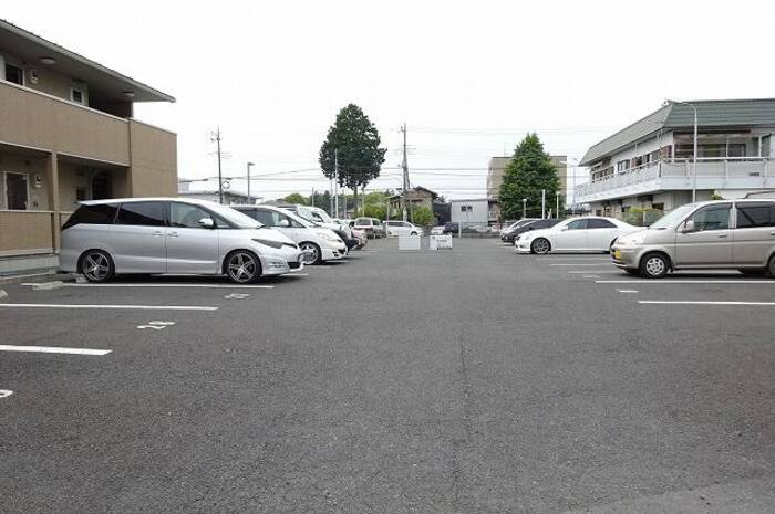 駐車場　駐車場があるので、車を買う予定の方も安心です