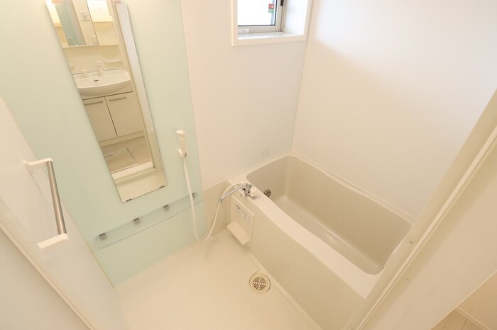 バス・シャワールーム　コンパクトで使いやすいお風呂です