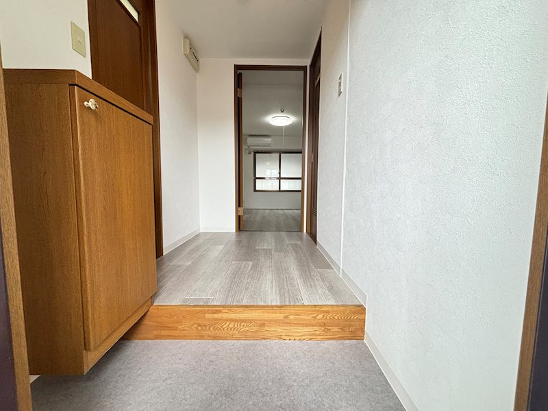 玄関　2024年4月ウッドタイル張替