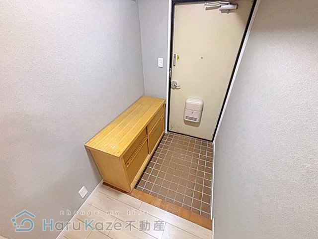 地下鉄桜通線 新瑞橋駅 徒歩8分 3階建 築41年の玄関写真