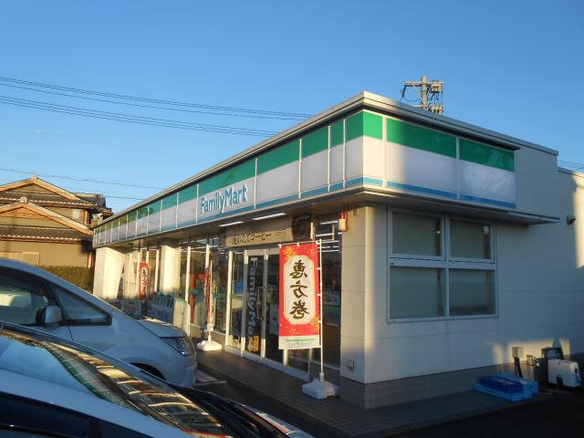 コンビニ　ファミリーマート（コンビニ）まで570m