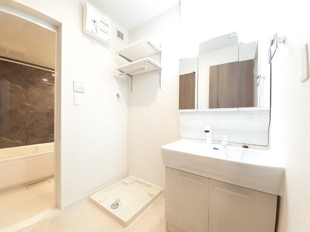 洗面設備　ゆったりとスペースのある洗面所