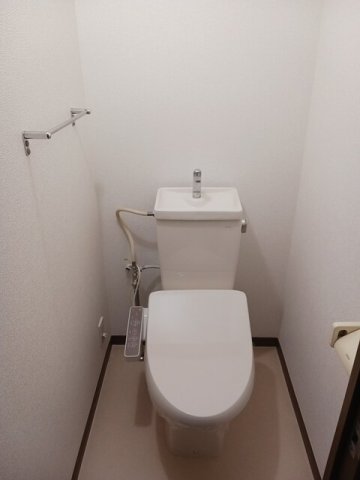 トイレ　落ち着いた色調のトイレです