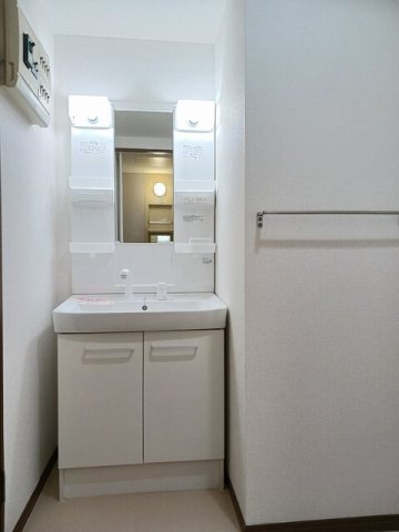 洗面設備　独立洗面台、朝の身支度には欠かせません