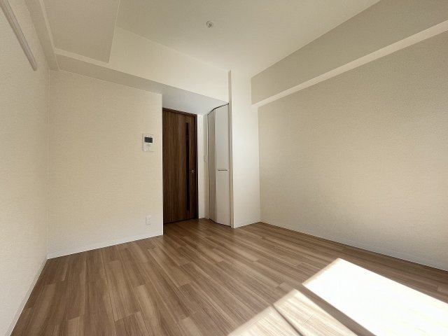 その他部屋・スペース　落ち着いた色調の寝室です