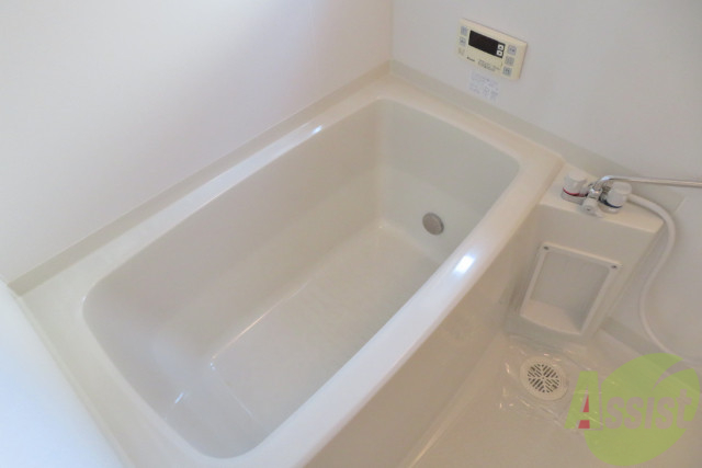 バス・シャワールーム　お風呂が広く追焚機能もついているので疲れも取れそうですね。