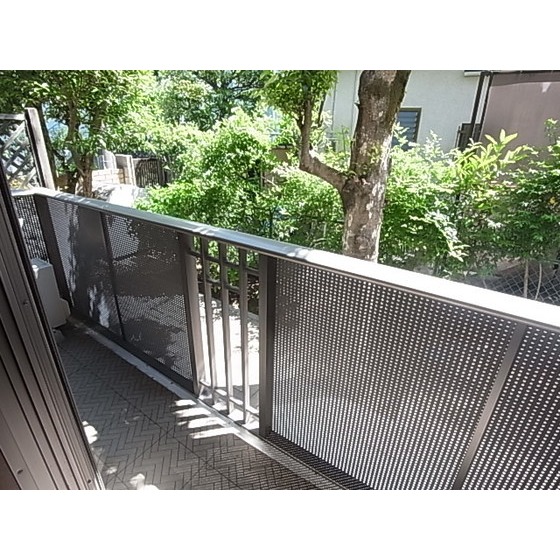 バルコニー　１階でもよく陽が入ります