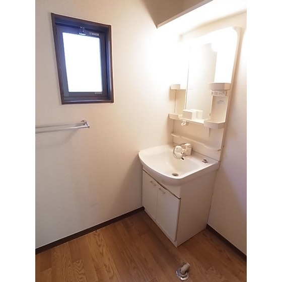 洗面設備　窓付きで明るい洗面所