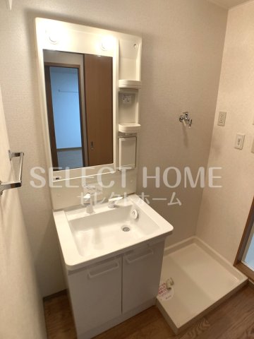 洗面設備　独立洗面台で身支度をすべて済ませてしまいましょう 同型タイプ