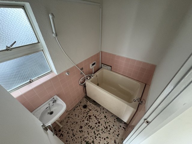 バス・シャワールーム　落ち着いた空間のお風呂です