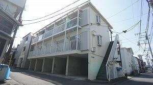 建物外観　1階は駐車場：4区画