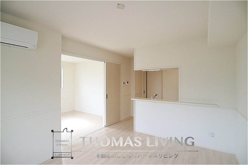 エントランス　シンプルな白配色です。