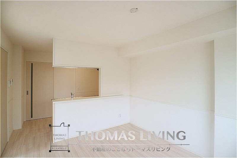 居室・リビング　白色基調の配色が良いですね。