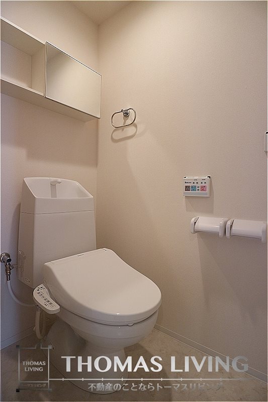 トイレ　嬉しいウォシュレット付きですよ。