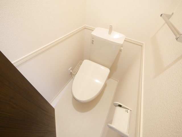 トイレ　★嬉しい温水洗浄便座付のトイレです★