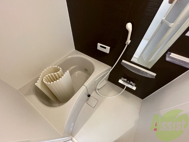 バス・シャワールーム　浴室は追い焚き機能付きです。一日の疲れも癒せますね