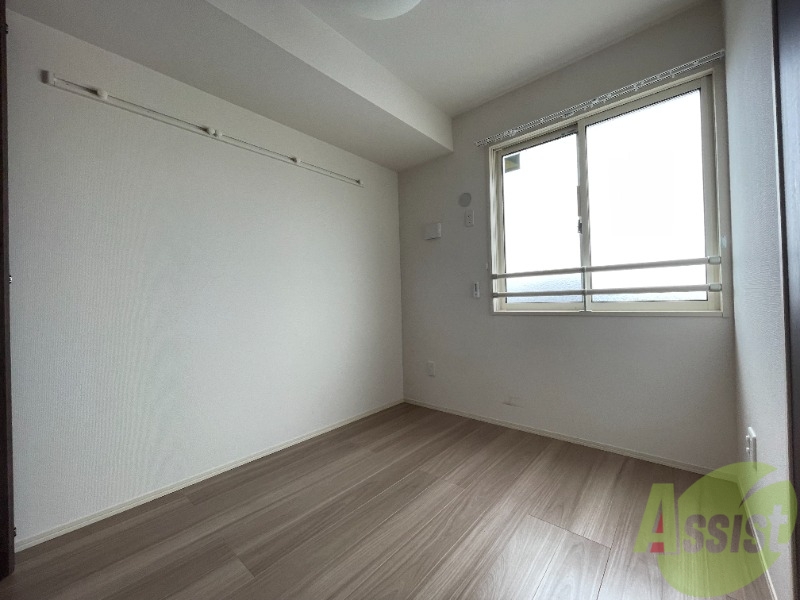 その他部屋・スペース　寝室は３．８帖の洋室です。コンパクトで落ち着きますね。