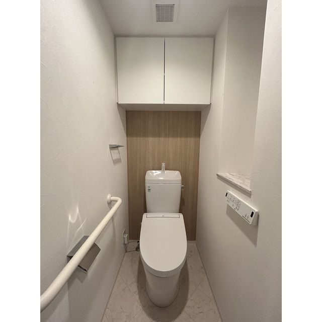 トイレ　落ち着いた色調のトイレです