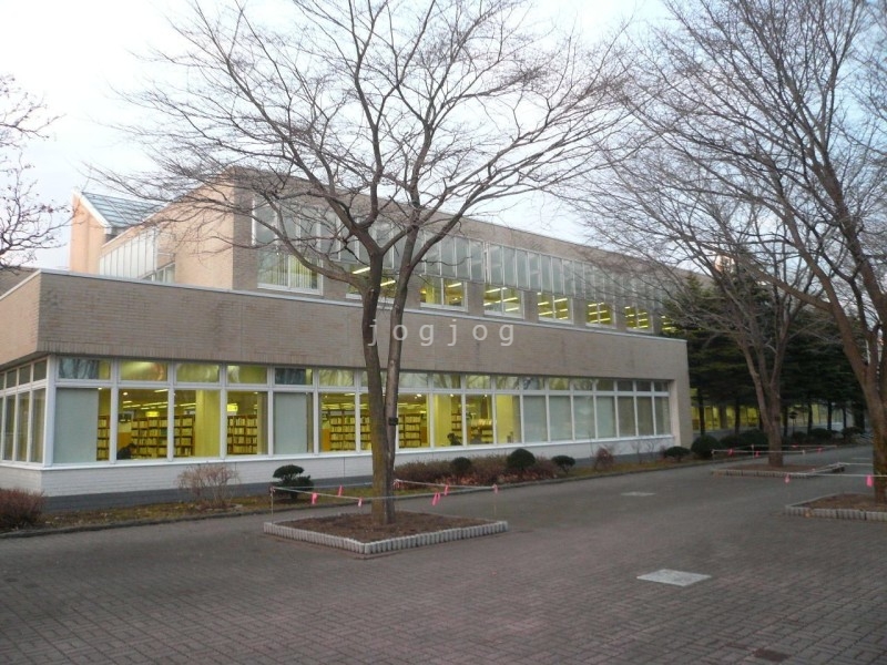 図書館　苫小牧市立中央図書館（図書館）まで2197m