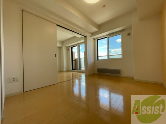 その他部屋・スペース　寝室はこちらです。光が差し込む、温かみのあるお部屋です。