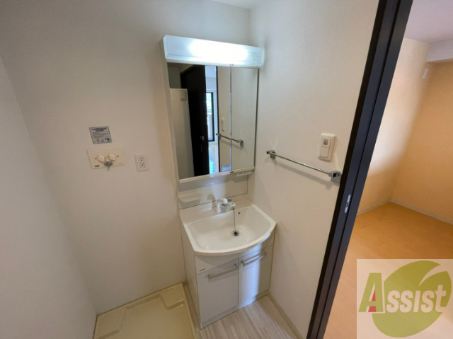 洗面設備　大きくて使いやすそうな独立洗面台になっています。