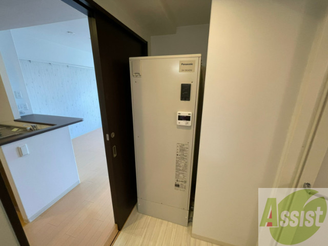 その他設備　電気温水器は簡単操作で温度調整ができますよ。