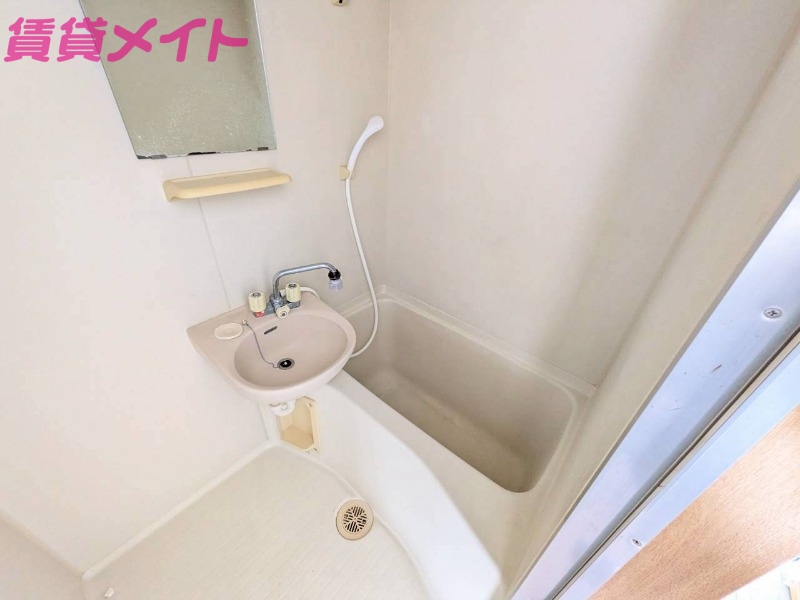 バス・シャワールーム　同物件別部屋の写真です