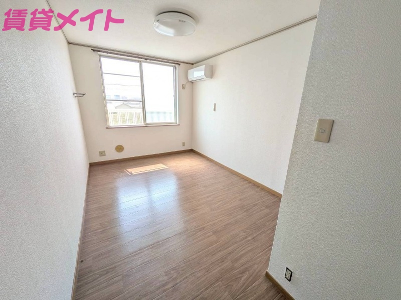 居室・リビング　同物件別部屋の写真です