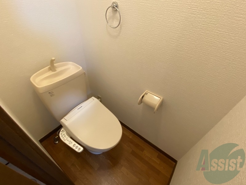 トイレ　温水洗浄付きの便座です。便利で使い勝手がいいですね。