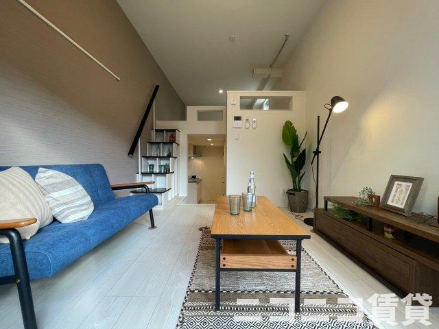 居室・リビング　目線の高さの広いロフト付き　※モデルルーム