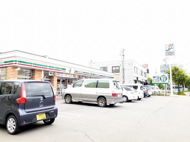 コンビニ　セブンイレブン（コンビニ）まで895m