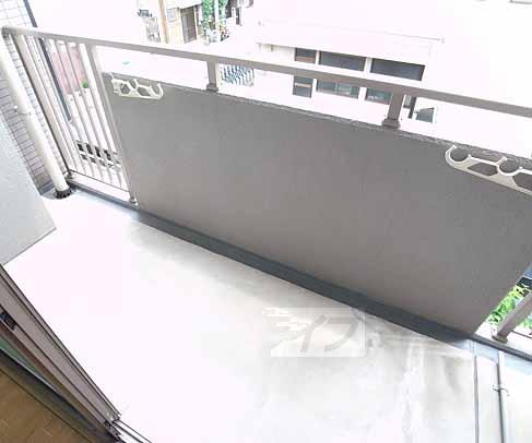 バルコニー　ベランダも広くて洗濯も楽々