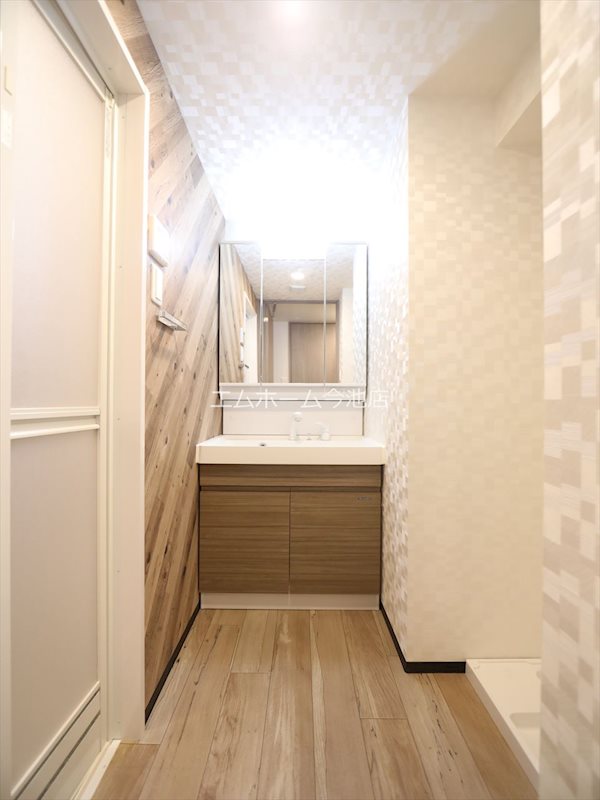 洗面設備　脱衣所　独立洗面台（シャンプードレッサー付）