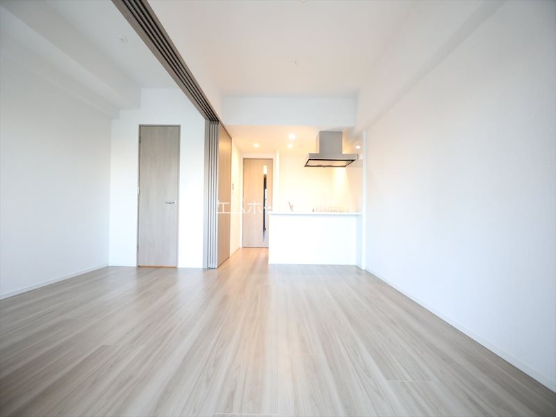 居室・リビング　LDK9.7帖　エアコン付　バルコニーに面しています