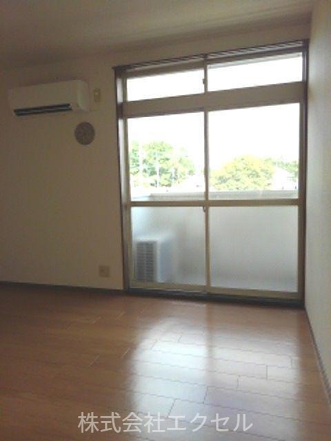 居室・リビング　エアコン付きです。