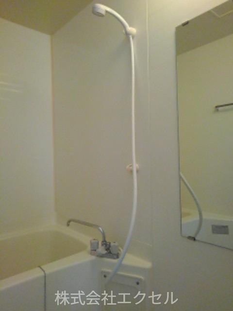 バス・シャワールーム　ゆったり入れるお風呂です。