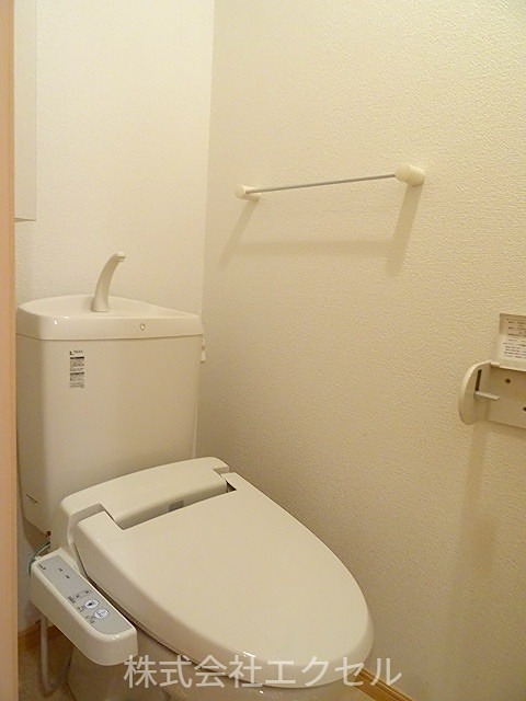 トイレ　温水洗浄便座です。