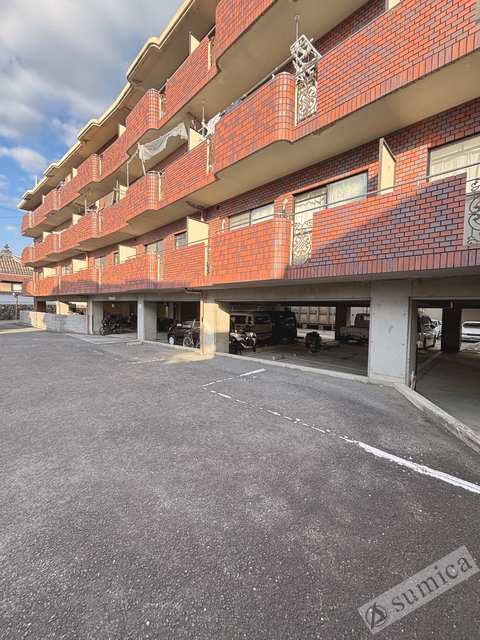 その他共有部分　広々とした敷地内駐車場を完備♪♪