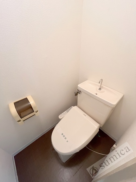 トイレ　人気アイテムの温水洗浄便座。清潔感のあるトイレです。