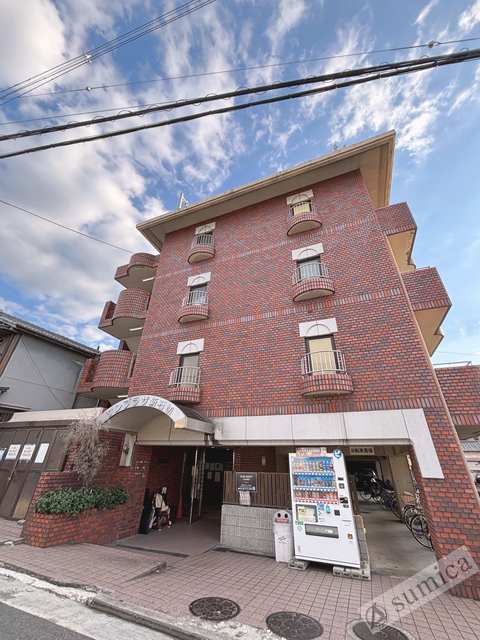 建物外観　緑豊かな環境です♪