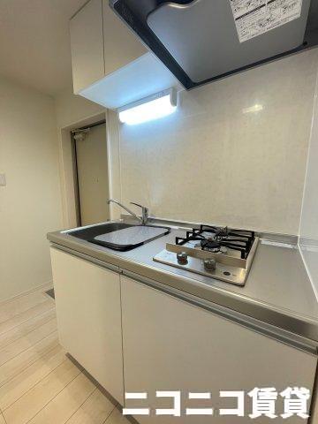 キッチン　２口ガスコンロ付き、上下に収納が有ります。※モデルルーム