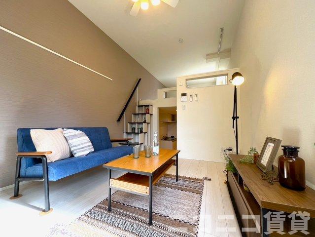 居室・リビング　目線の高さの広いロフト付き　※モデルルーム