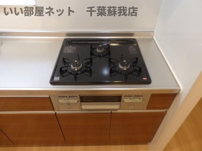 キッチン　お料理しやすいまな板の置けるスペースもあるキッチンです