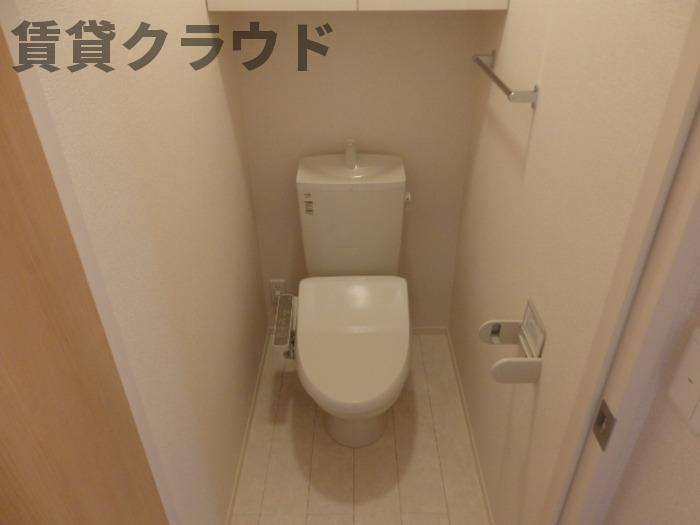トイレ　落ち着いた色調のトイレです