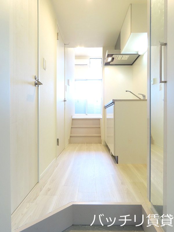 玄関　別号室タイプの為、現状を優先致します。