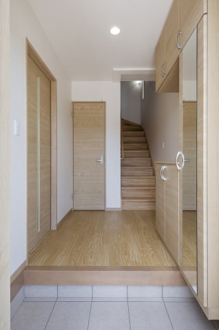 玄関　参考写真のため現況を優先します。