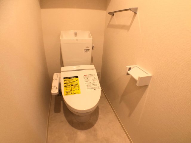 トイレ　温水洗浄便座付きのトイレです♪