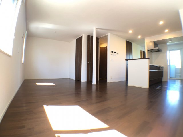 居室・リビング　床色が落ち着いた色合いで綺麗です♪