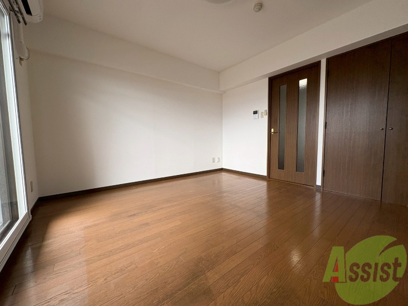その他部屋・スペース　お部屋が広いのでベッドを置いても狭く感じないです。